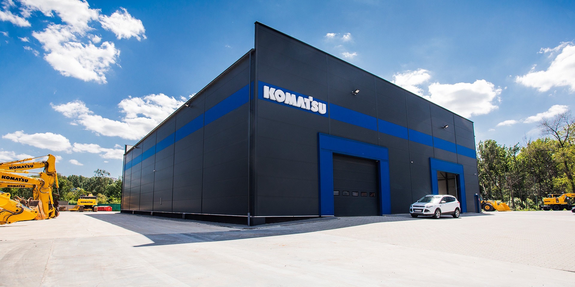 Komatsu warehouse and office hall with Paneltech PWW-S sandwich panel