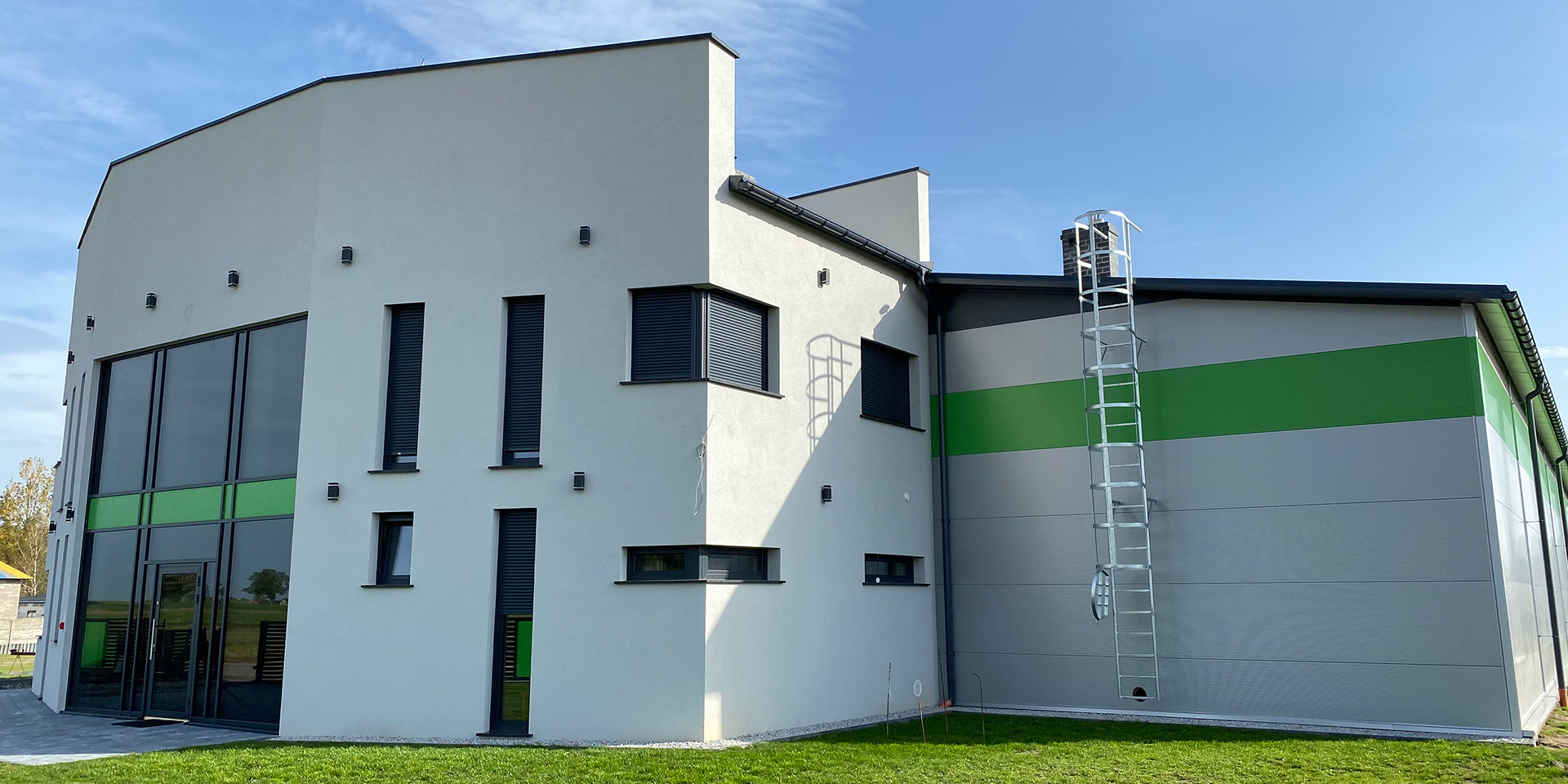 Hall of the Konsterm Bodzanowice steel construction plant made of Paneltech PIR-SU and PUR-D sandwich panels