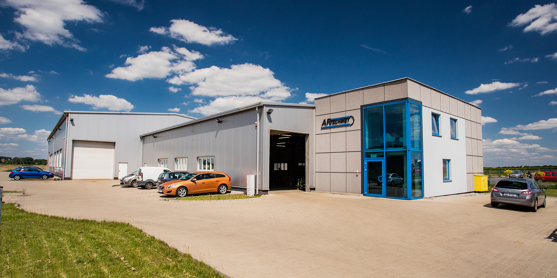 ARTECHMET Przyszowice production hall made of Paneltech PIR-SU sandwich panels