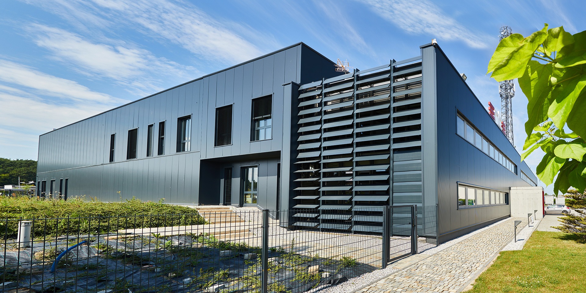 ENTE production and office building with Paneltech PWW-SU sandwich panel